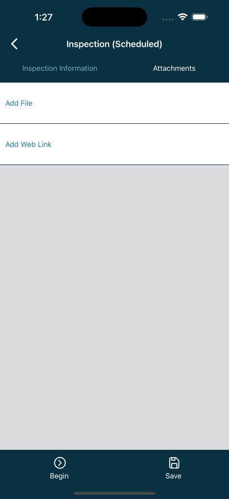 VelocityEHS® - ファイルまたはウェブリンクを追加するオプションを備えた、予定された点検の添付ファイルタブを表示するVelocityEHSアプリの画面。