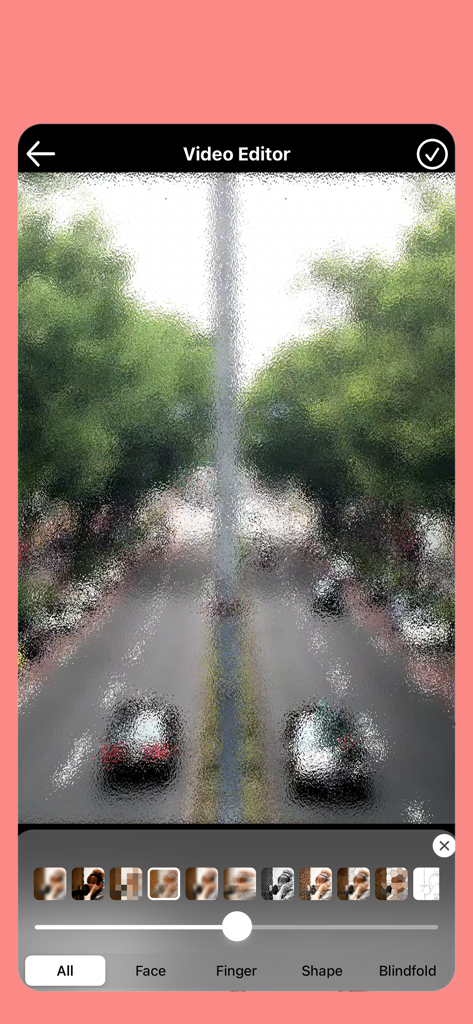 Video-Editor-Oberfläche, die eine Straßenszene mit einem texturierten Mosaik-Effekt zeigt, der auf das gesamte Bild angewendet wurde