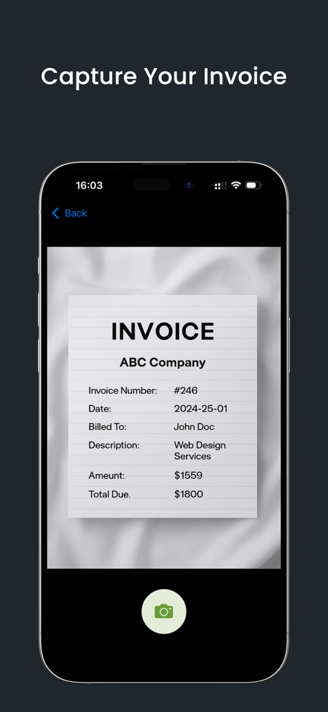 Paper Trail Invoice - Interfaz de la aplicación móvil Paper Trail Invoice mostrando la cámara de un smartphone capturando un escaneo digital de una factura en papel