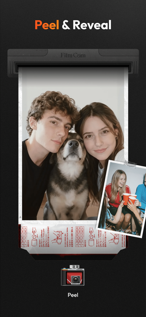 Interfaz de la aplicación de cámara vintage que muestra un efecto de película instantánea de pelar y revelar con una foto de una pareja joven y su perro
