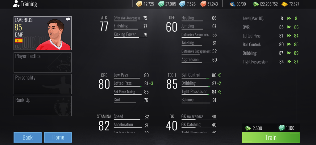 Interfaz de entrenamiento de jugadores en Soccer Dynasty Club Manager que muestra atributos detallados y progresión de nivel para un centrocampista español.