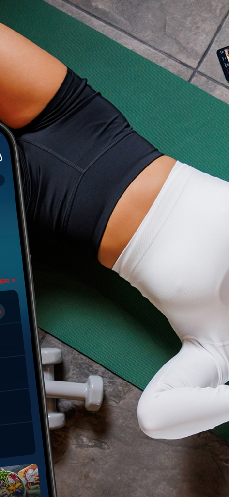 Una persona en una esterilla de ejercicio verde con mancuernas usando Reebok Fitness App