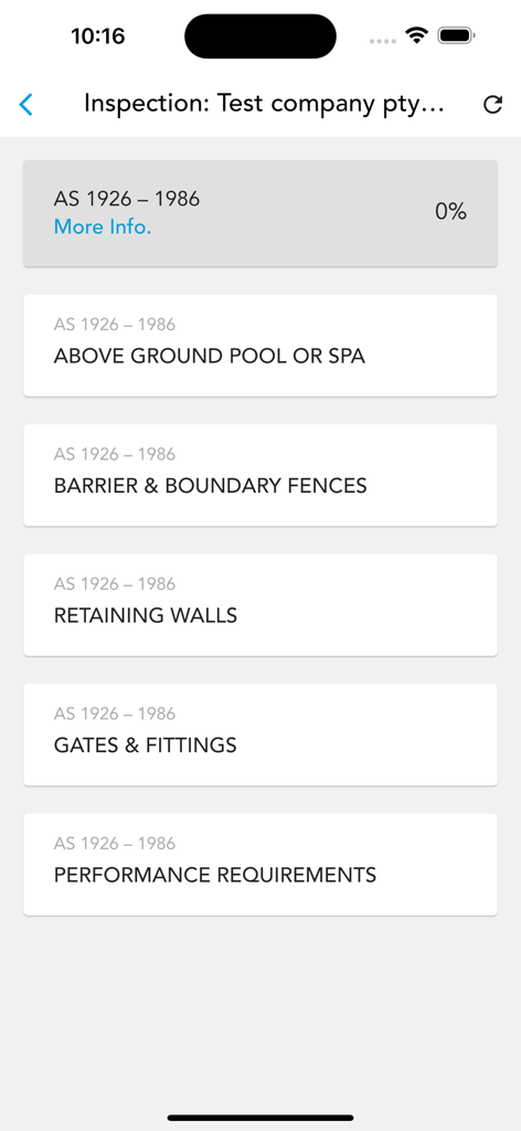 Interfaz de la aplicación Pool Inspection que muestra varias categorías de listas de verificación para el cumplimiento de la seguridad.