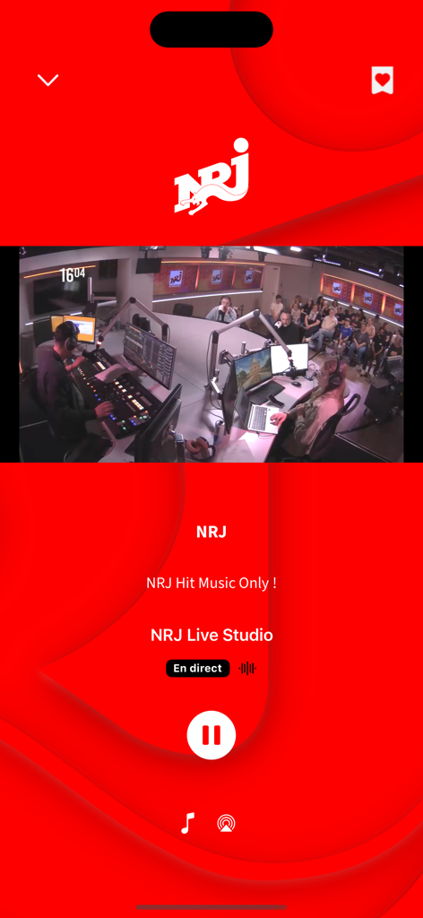 NRJ Belgique - モバイルアプリインターフェイス内のNRJラジオスタジオのライブビデオ放送。