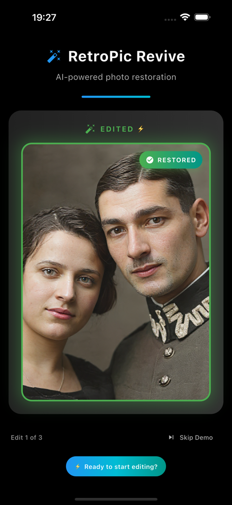 RetroRevive Restore old photos - Interface de l'application RetroRevive présentant une vieille photo de couple restaurée.