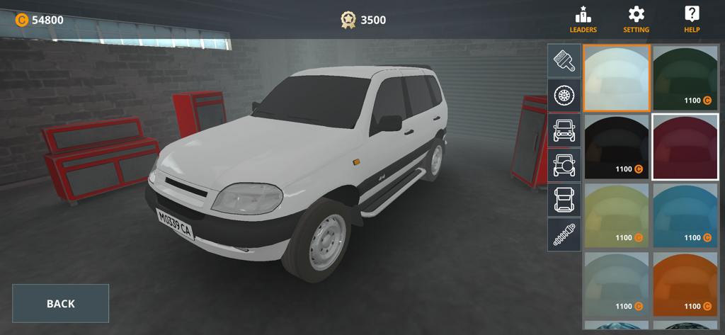 Forest Roads. Niva - Un SUV blanco en un garaje con un menú de tuning que muestra varias opciones de personalización de color de pintura