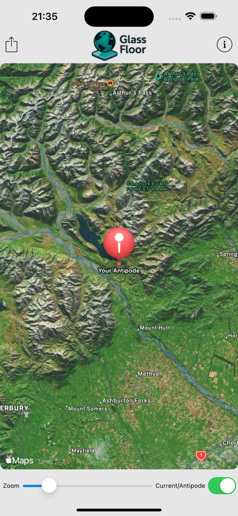 Satellitenkartenansicht in der Glass-Floor-App, die eine rote Nadel mit der Beschriftung 'Dein Antipoden-Punkt' über gebirgigem Gelände zeigt.