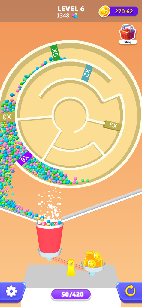 Una pantalla de juego móvil que muestra bolas de caramelo cayendo a través de una puerta multiplicadora en un puzle de laberinto circular