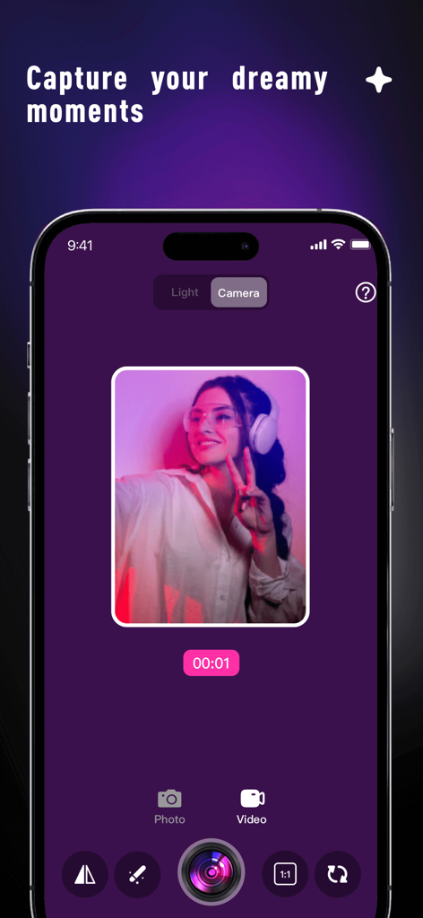 Chiccy - Interface de caméra de l'application Chiccy montrant une femme prenant un selfie avec un éclairage rose esthétique