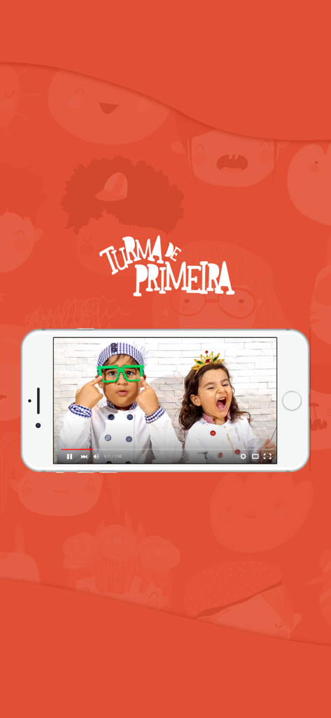 Smartphone zeigt ein Kindervideo in der Turma de Primeira App mit zwei Kindern in Kochkostümen.