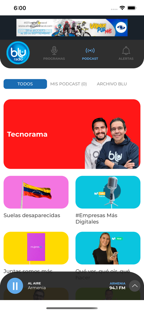 Interfaz de la aplicación móvil para BLU Radio mostrando varias opciones de podcasts y un reproductor de audio en vivo