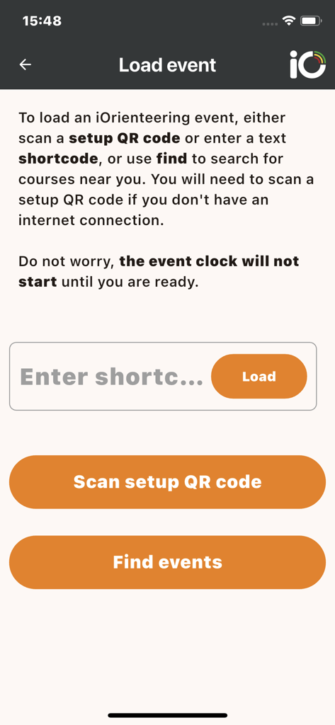 iOrienteering - QRコードをスキャンするか短いコードを入力してイベントを読み込むオプションが表示されているiOrienteeringアプリのインターフェース