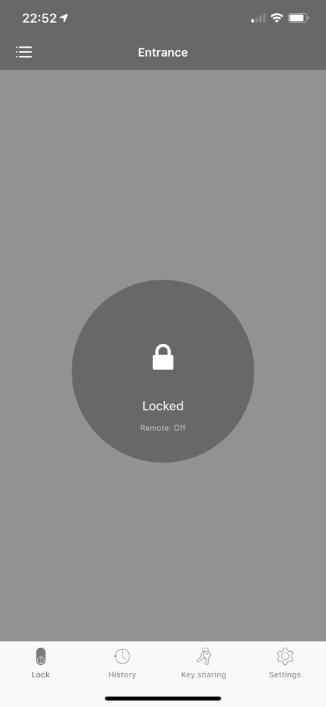 Qrio Lock - Qrio Lockアプリのインターフェース。玄関ドアがロック状態であり、リモートアクセスが無効になっていることを示しています。