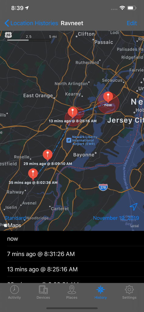 Device Locator - Captura de tela do aplicativo Localizador de Dispositivos mostrando um mapa escuro com pinos de localização vermelhos e carimbos de data/hora para o histórico rastreado