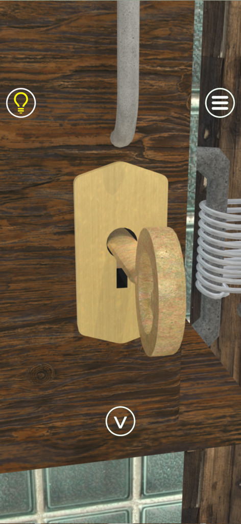 Una vista ravvicinata di una chiave di legno inserita in una serratura su un muro di legno nell'app Room Escape Game-EXiTS-.
