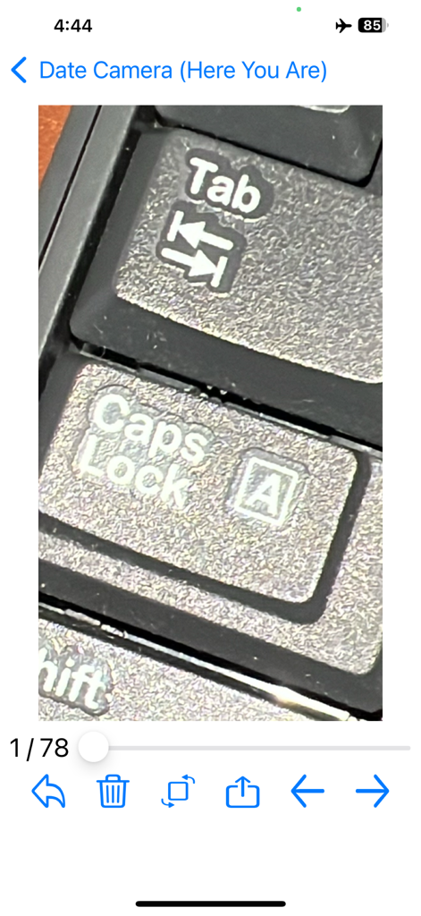 Magnifier Zoom Camera - Vista ampliada de primer plano de las teclas del teclado usando la interfaz de la aplicación Cámara Zoom Lupa