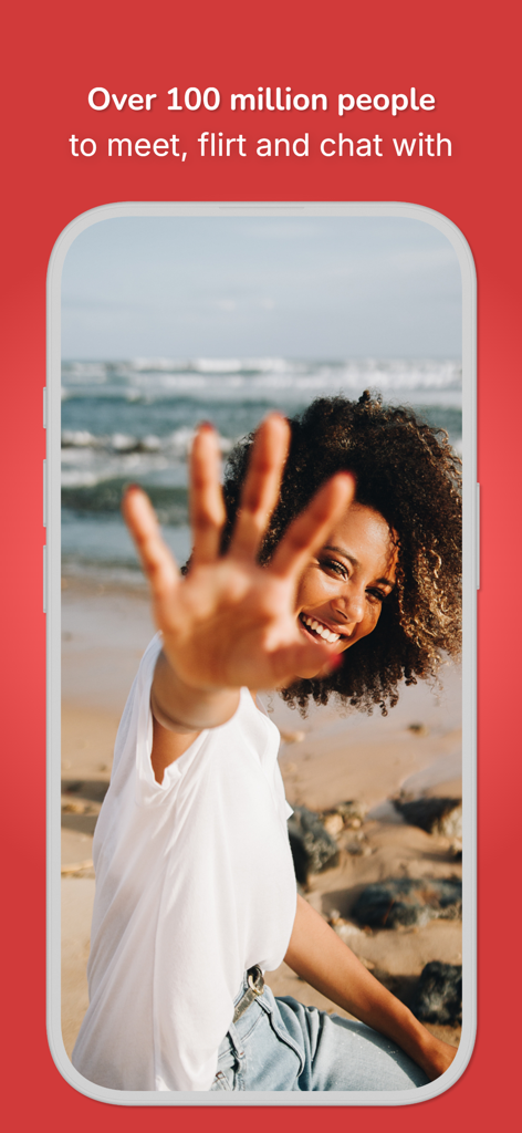 Una mujer sonriendo en una pantalla de playa dentro de la aplicación social Moco