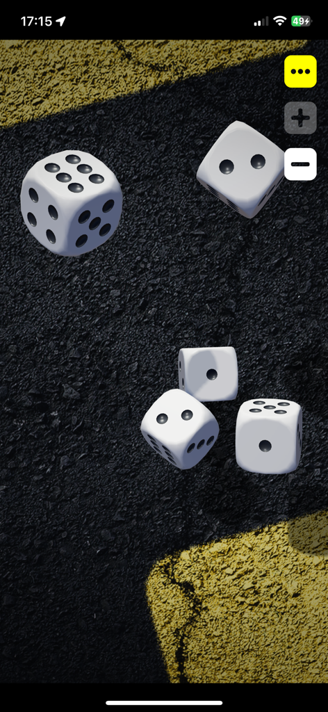 Cinco dados blancos 3D esparcidos sobre un fondo de calle de asfalto oscuro en la aplicación Dice Throw