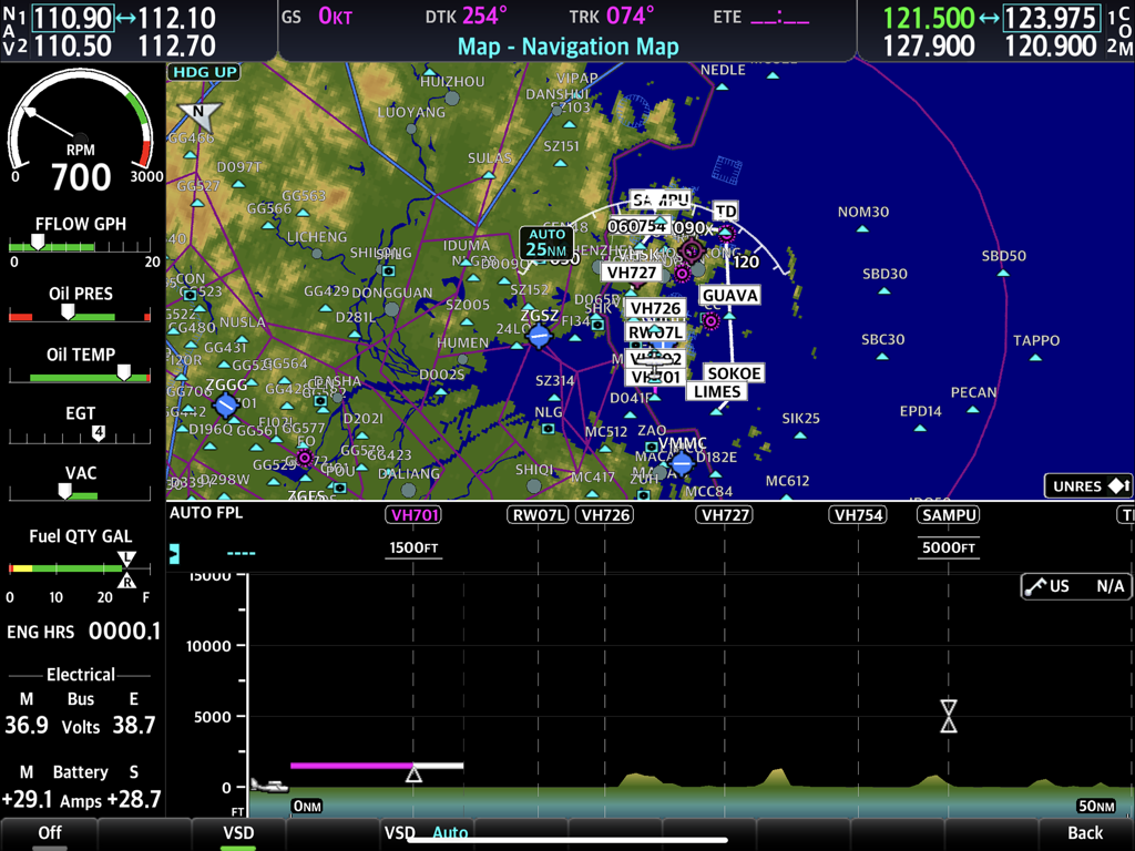 Multifunción de pantalla (MFD) SIMiONIC G1000 NXi mostrando el mapa de navegación y los indicadores del motor