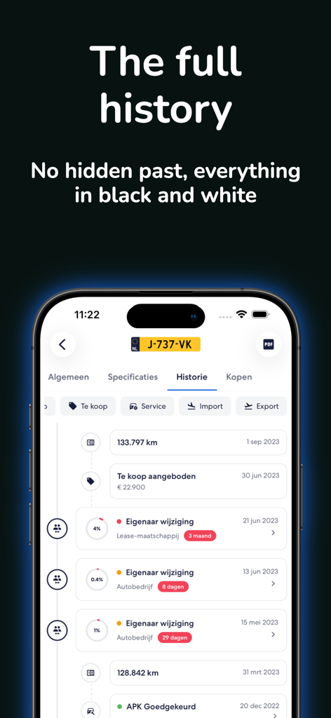 Mobiler App-Bildschirm mit einem detaillierten Fahrzeughistorienbericht mit Besitzerwechseln und Kilometerstand für ein niederländisches Kennzeichen.