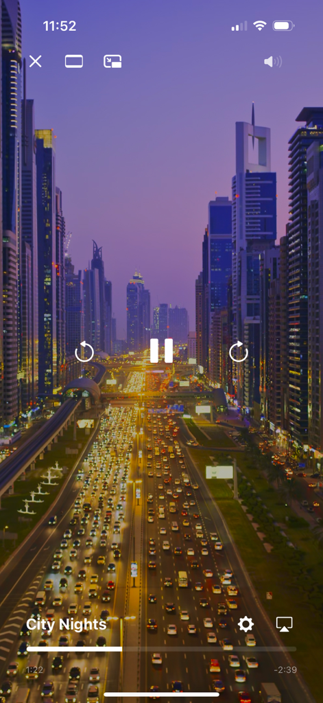 Interface du lecteur vidéo Infuse sur iPhone montrant les commandes de lecture sur une vidéo 4K de nuit en ville