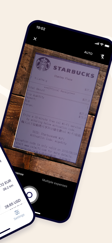 Rydoo - Smartphone-Bildschirm zeigt die Rydoo-App, die einen Starbucks-Beleg für die automatische Spesenverfolgung scannt