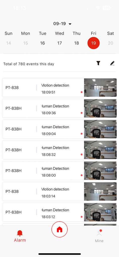 Pnv Pro - Pnv Proアプリ画面には、人間の検出とモーション検出のサムネイルとタイムスタンプを含むセキュリティアラームイベントのリストが表示されます