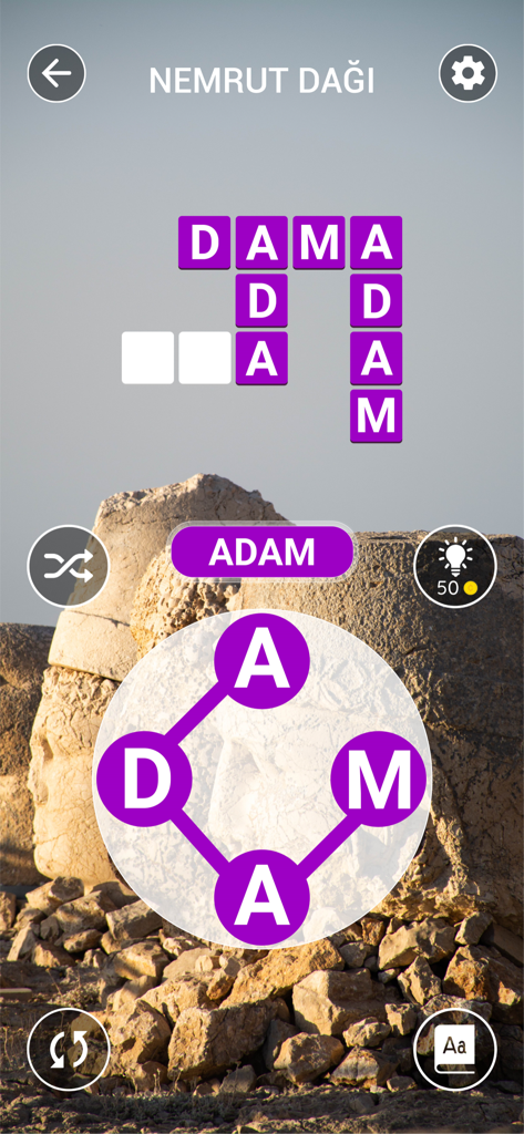 Ein Kreuzworträtsel-Level in der Kelime Gezmece App mit einer malerischen Bergkulisse