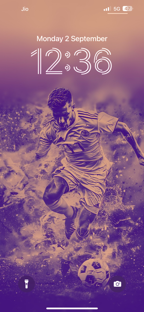 Football Wallpaper HD 4k - Pantalla de bloqueo de iPhone con un jugador de fútbol artístico en acción con tonos morados