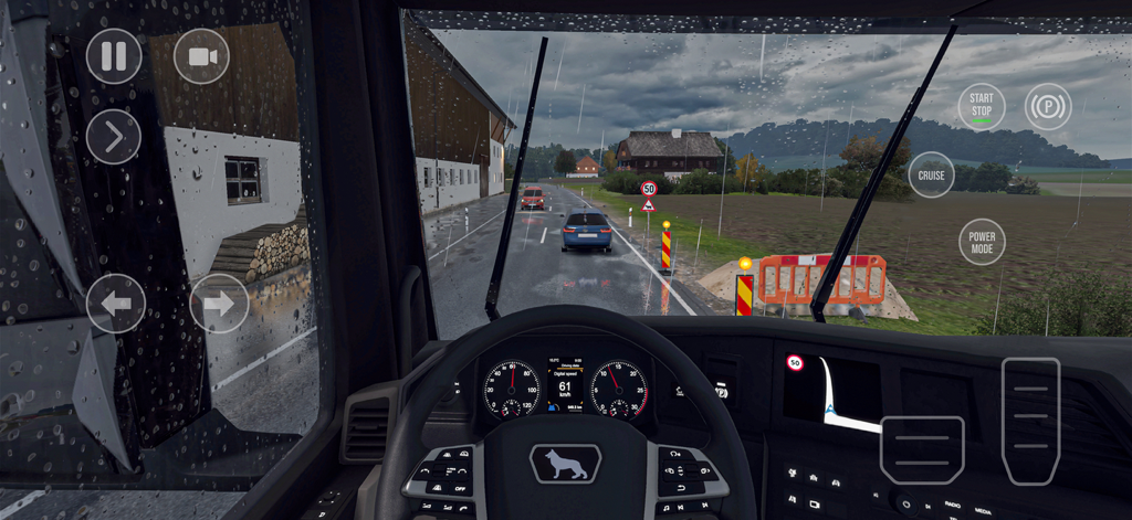 Vue de cockpit à la première personne d'un camion roulant sur une route pluvieuse avec des graphismes réalistes et un tableau de bord interactif