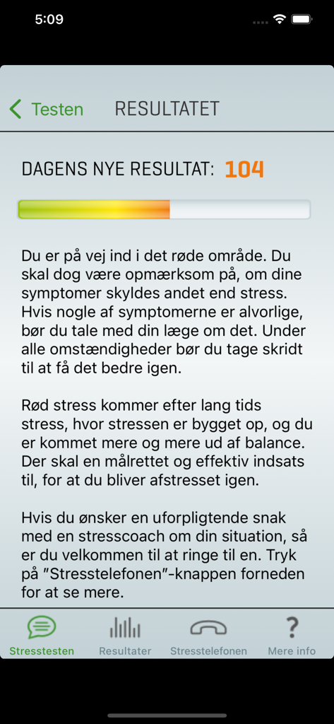 Stresstesten - 스트레스 테스트 앱 결과 화면으로, 스트레스 수준 점수 104와 색상으로 구분된 진행률 표시줄이 표시됩니다.
