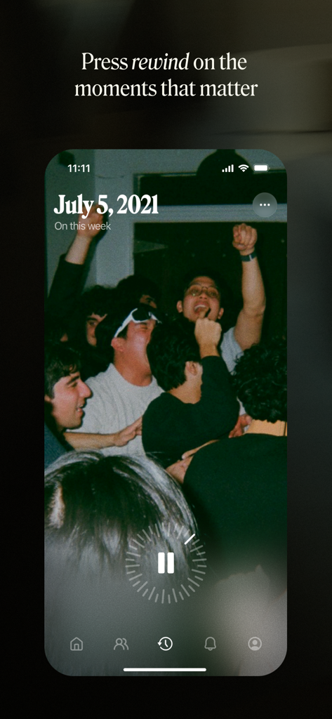 Retro — Photos with Friends - Vintage-Gruppenfoto von Freunden, die auf der Retro-App-Oberfläche mit einem Thema zur Wiederbelebung von Erinnerungen jubeln