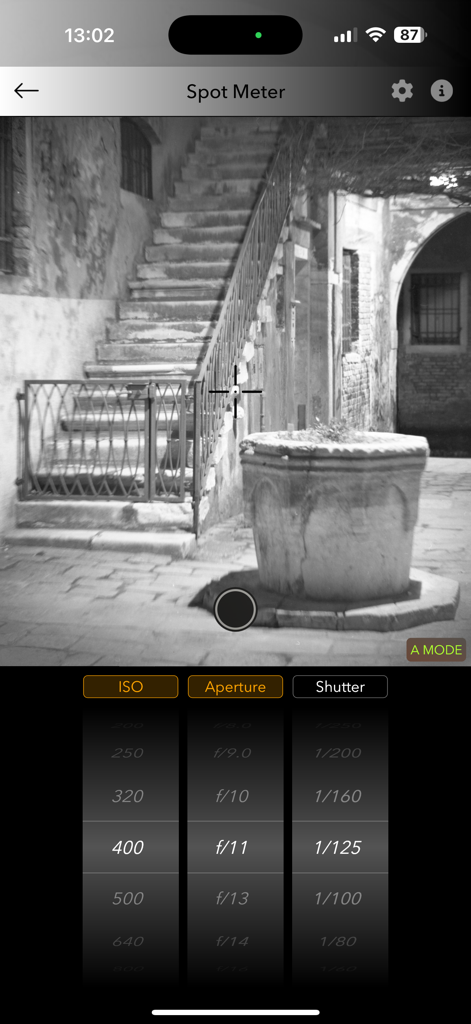 Art of Foto - Interfaz de fotómetro puntual en la aplicación Art of Foto que muestra la configuración de exposición para una escena en blanco y negro.