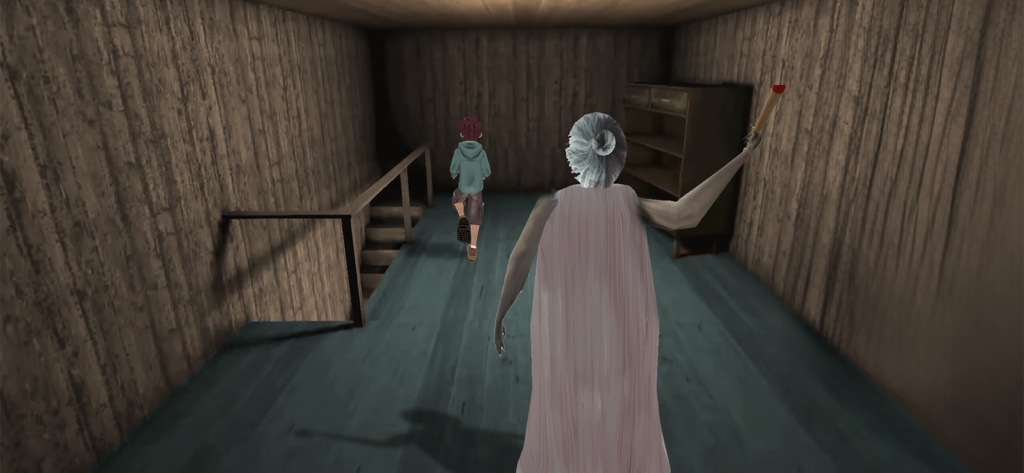 Scary Evil Granny Horror Game - Una abuela malvada y aterradora con un vestido rosa persiguiendo a un niño por un pasillo de madera oscuro en un juego de terror