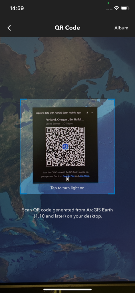 Interfaccia dell'app mobile ArcGIS Earth che mostra uno scanner QR per sincronizzare i dati dal desktop.