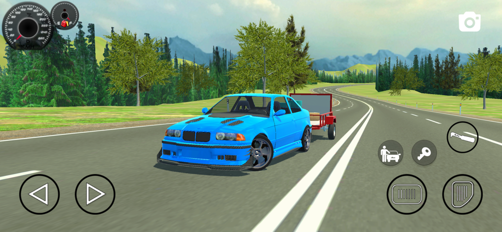 My First Summer Car: Mechanic - Un coche azul personalizado remolcando un pequeño remolque en una carretera sinuosa a través de un paisaje de bosques y montañas en un juego de simulación de conducción.