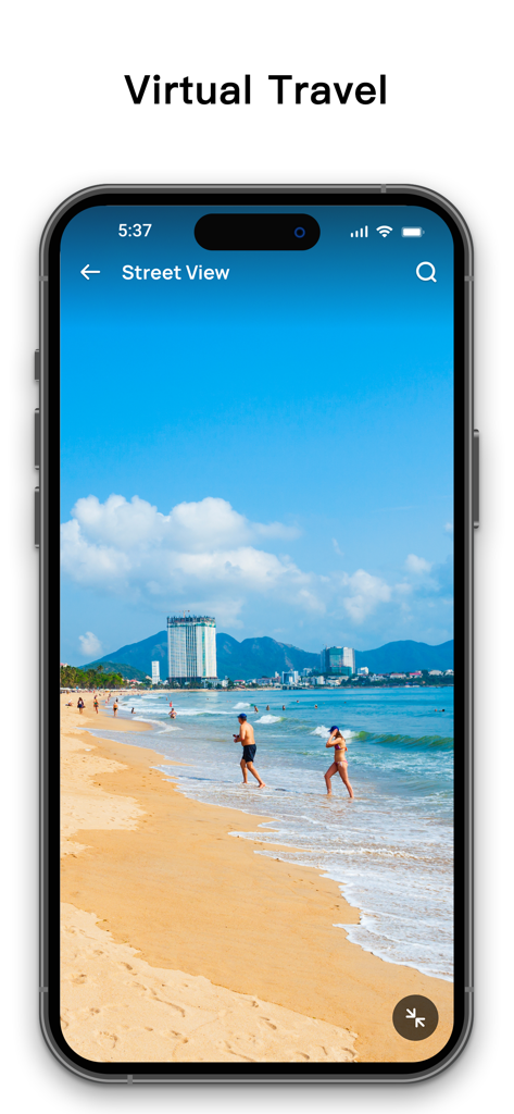 Live Earth Camera: Street View - Smartphone exibindo uma visualização de rua ao vivo de uma praia tropical com edifícios da cidade ao fundo