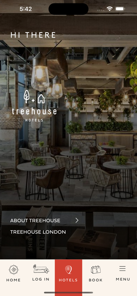 Treehouse Hotels - 아늑하고 보헤미안 스타일의 호텔 인테리어와 하단 내비게이션 메뉴가 특징인 트리하우스 호텔 앱 홈 화면.