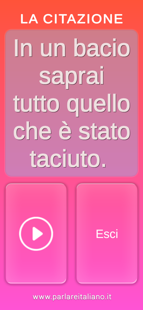 Bildschirm einer mobilen App, der ein italienisches literarisches Zitat mit einer Wiedergabetaste für professionelle Erzählungen zeigt.