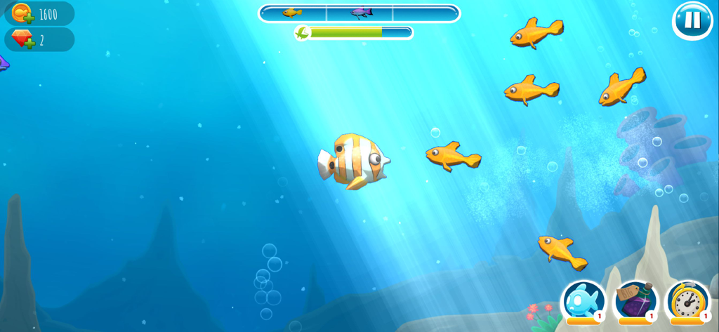 Hungry Ocean: Eat Fish & Grow - Un pez a rayas nadando en el océano para comer peces naranjas más pequeños en el juego Hungry Ocean.