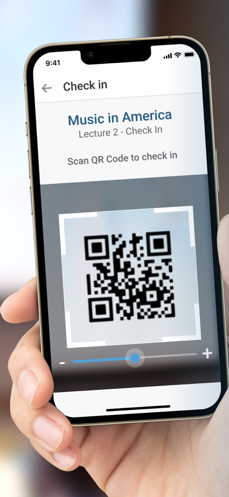 Qwickly Attendance - 학생이 Qwickly 출석 앱을 사용하여 iPhone에서 QR 코드를 스캔하여 수업에 출석하는 모습