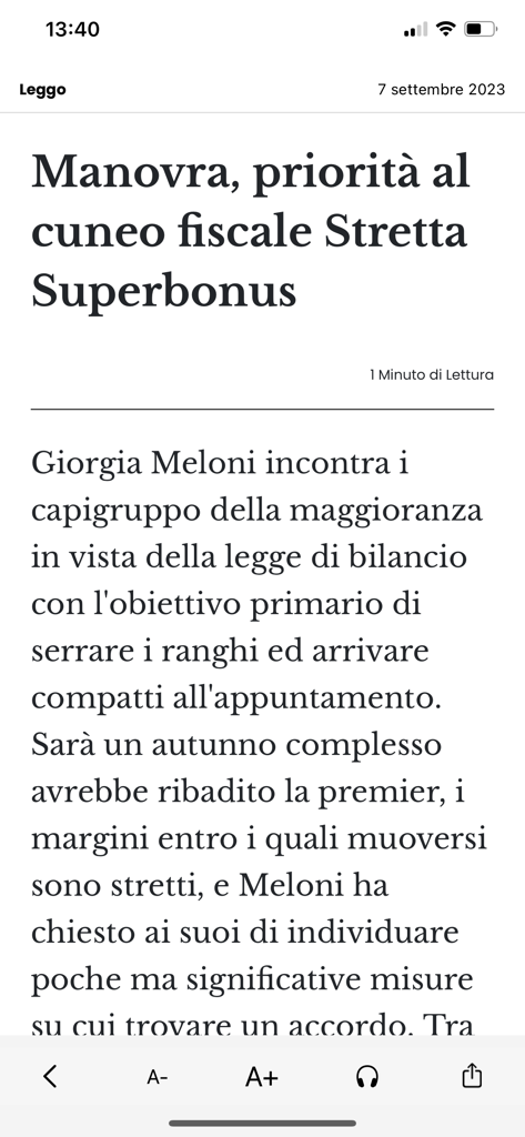 Une vue d'article d'actualité dans l'application Leggo Digital montrant un titre politique en italien et des options d'ajustement du texte.