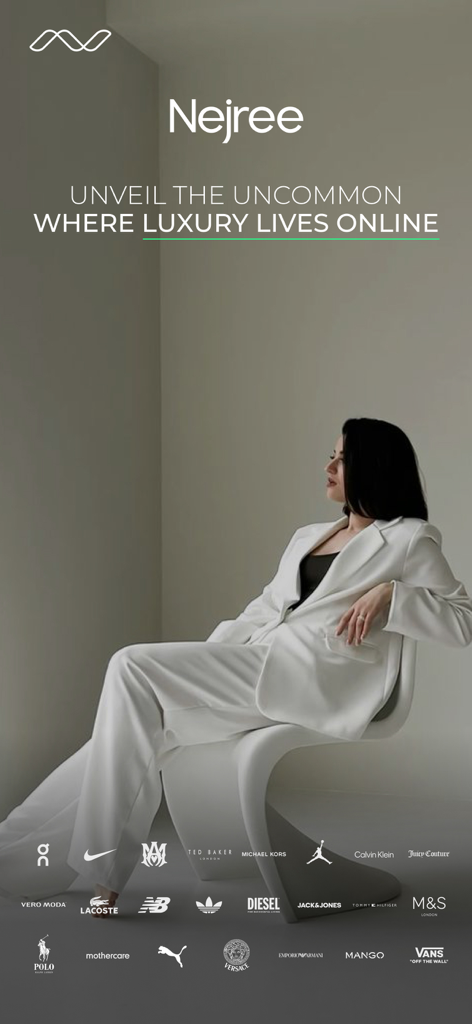Una donna in un tailleur bianco seduta in un ambiente minimalista sopra una collezione di loghi di marchi di lusso per l'app Nejree.