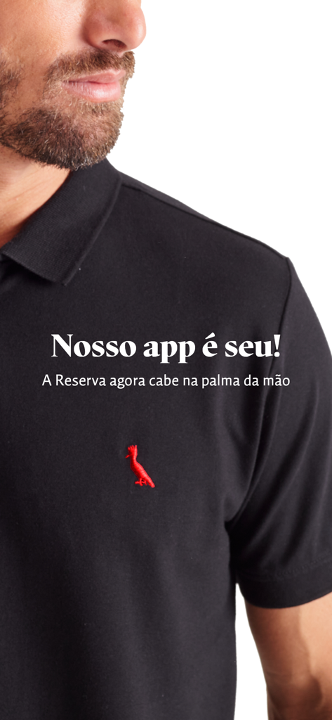 프리미엄 블랙 폴로 셔츠와 빨간 새 Reserva 로고를 입은 남성