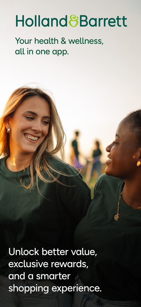 Zwei lächelnde Frauen im Freien auf einem Werbebildschirm der Holland and Barrett Gesundheits- und Wellness-App