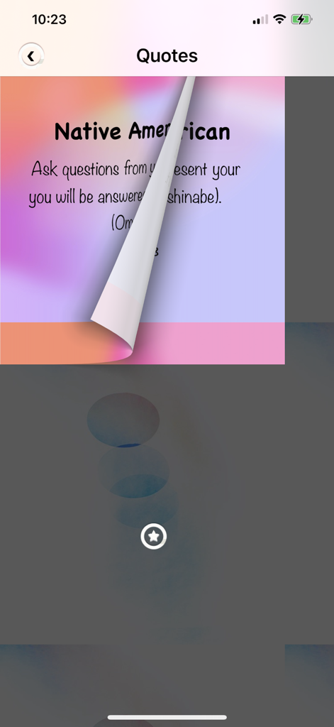 App-Bildschirm mit einem Zitat amerikanischer Ureinwohner mit einer Seitenwechsel-Animation auf einem farbenfrohen Hintergrund