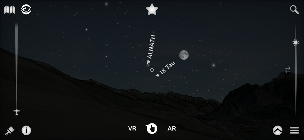 Swiss3D - Uma visão noturna 3D dos Alpes Suíços no aplicativo Swiss3D mostrando estrelas rotuladas como Alnath e 18 Tau ao lado da lua.