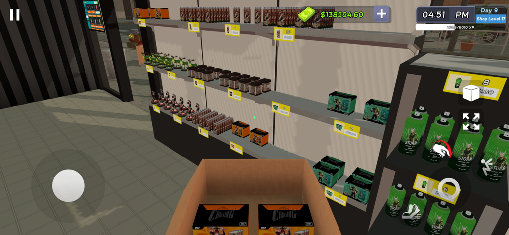 Perspectiva en primera persona de abastecer estanterías con cajas de juegos de cartas coleccionables y mercancía en un simulador de tienda de cartas.