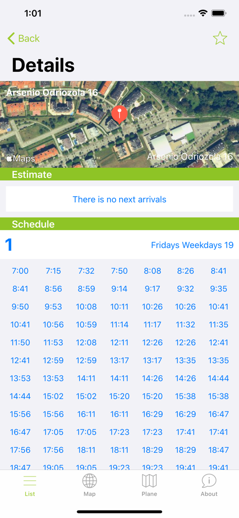 Pantalla de detalles de la aplicación TUS Santander con un pin de ubicación en el mapa y un horario completo de salidas de autobús.