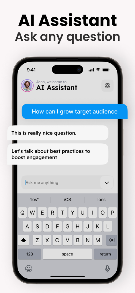 Una pantalla de iPhone que muestra la función de Asistente de IA de la aplicación Followers Tracker donde un usuario solicita consejos para hacer crecer su audiencia objetivo.